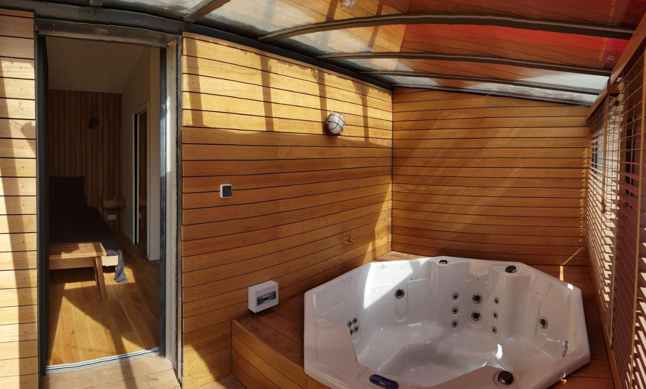 Le Mazet Des Amants, En Bois Avec Jacuzzi Privatif Avignon