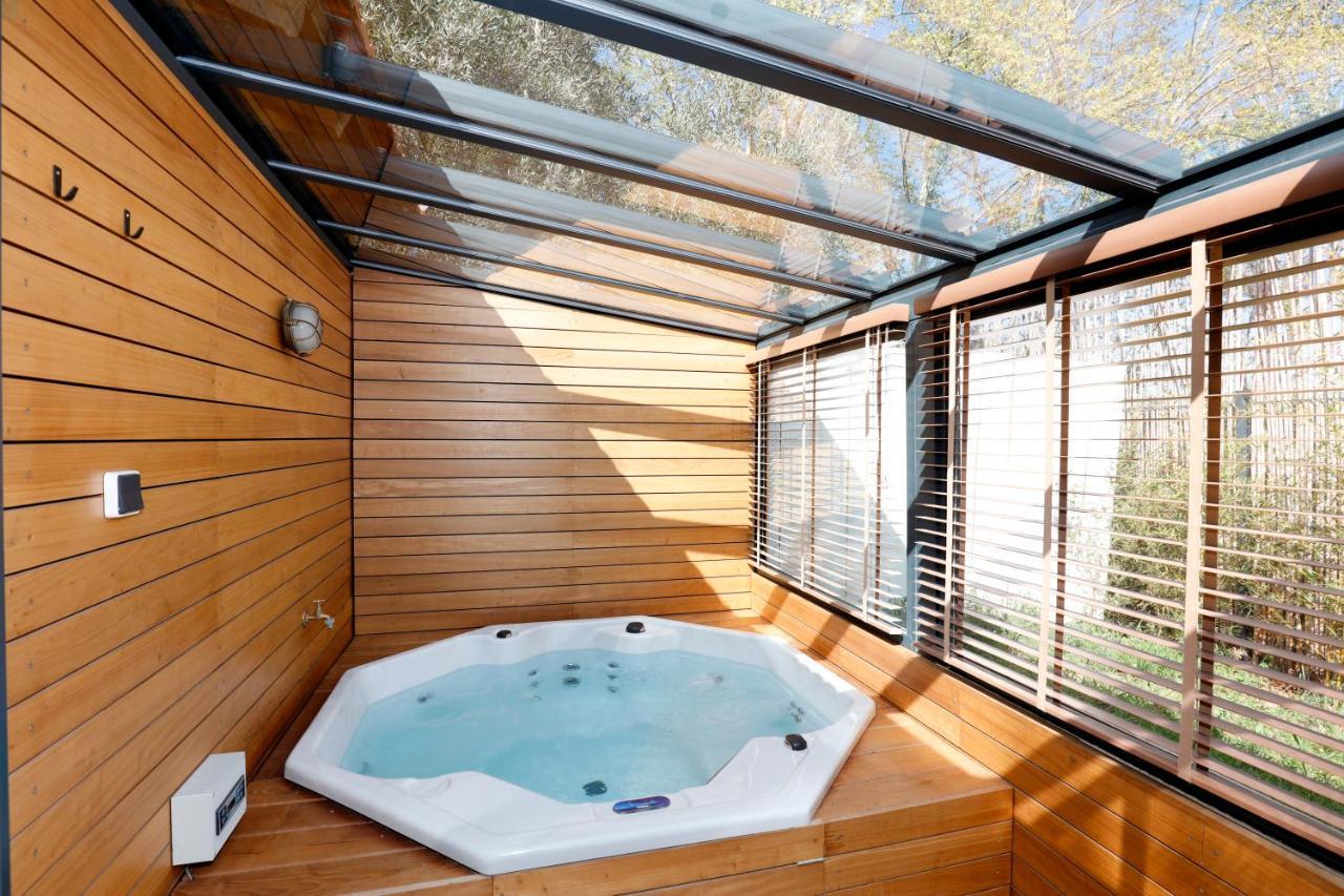 Le Mazet Des Amants, En Bois Avec Jacuzzi Privatif *